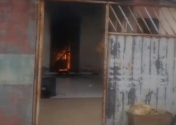 Homem incendeia casa da família na véspera de Natal por não aceitar fim de relacionamento