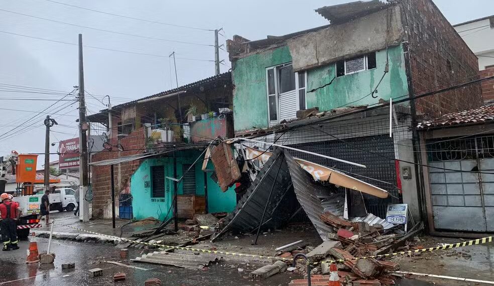 Fachada de casa desaba durante chuvas na Grande Natal