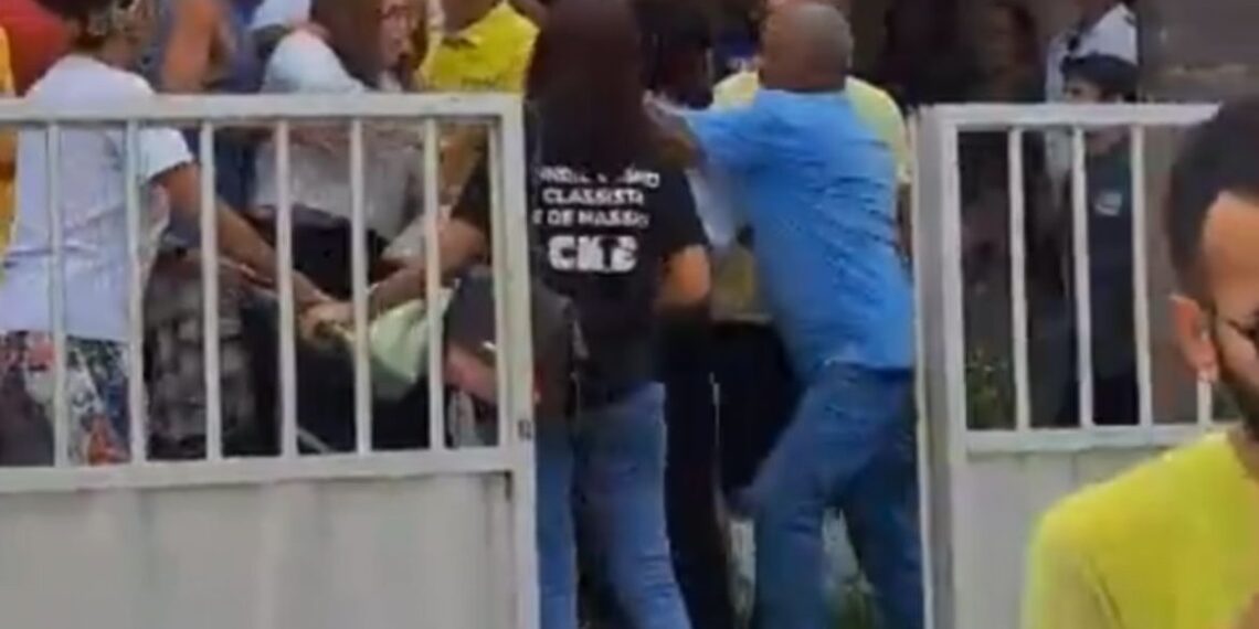 Prefeita é agredida em confusão com professores na frente da Câmara de Maxaranguape