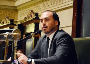 Carlos Bolsonaro é alvo da PF em operação sobre uso irregular da Abin