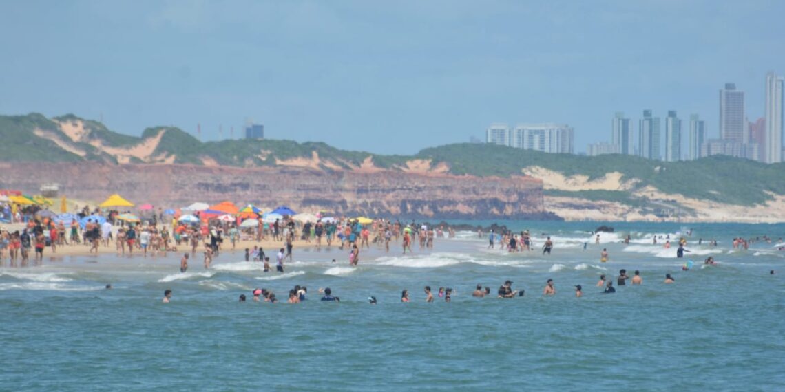 Praia de Pirangi limpa em tempo recorde