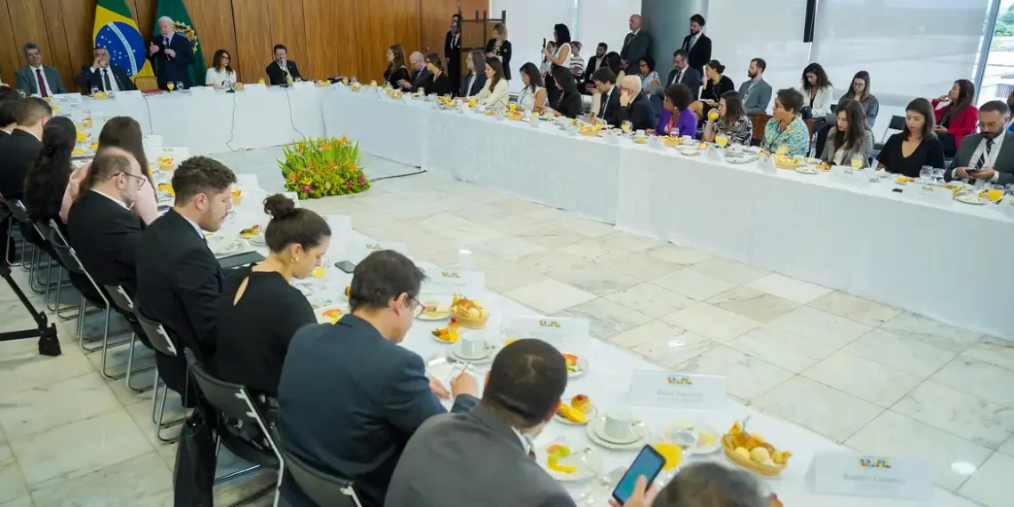 Casos de violência contra jornalistas tem queda de 51% em 2023