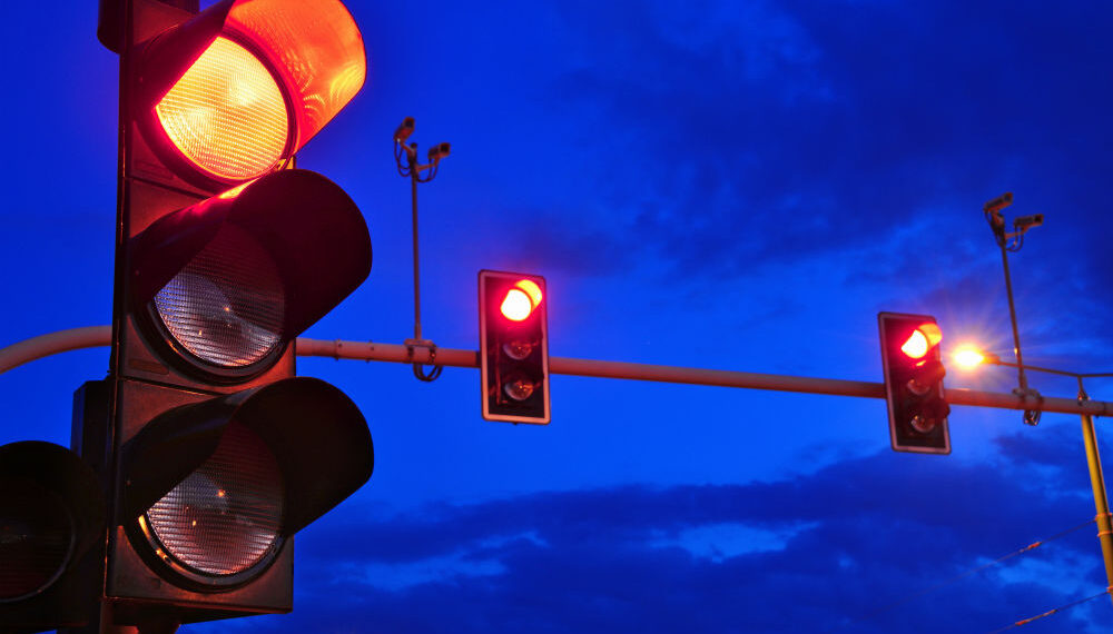 Governadora veta projeto que proíbe multas por avanço no sinal das 23h as 5h no RN