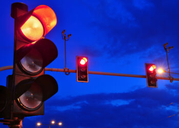 Governadora veta projeto que proíbe multas por avanço no sinal das 23h as 5h no RN