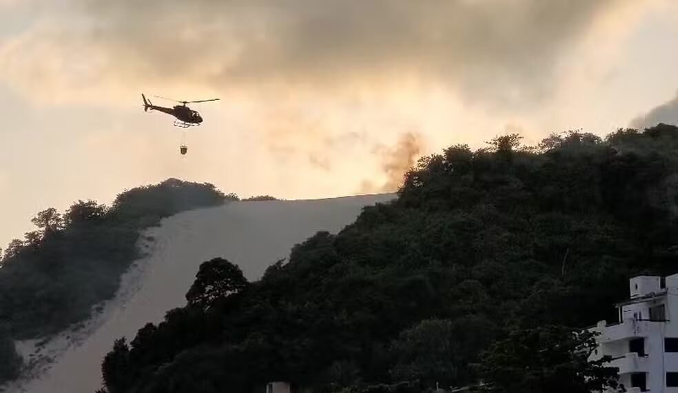 Incêndio no Morro do Careca: Bombeiros atuam há pelo menos 10 horas no local