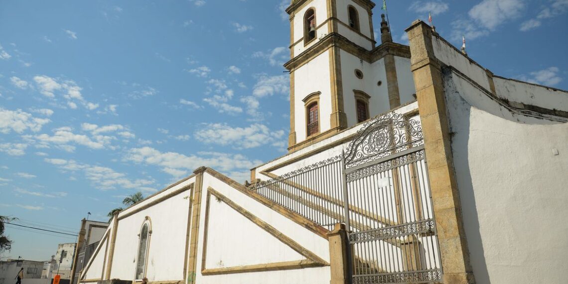 Brasil tem mais estabelecimentos religiosos que escolas e hospitais