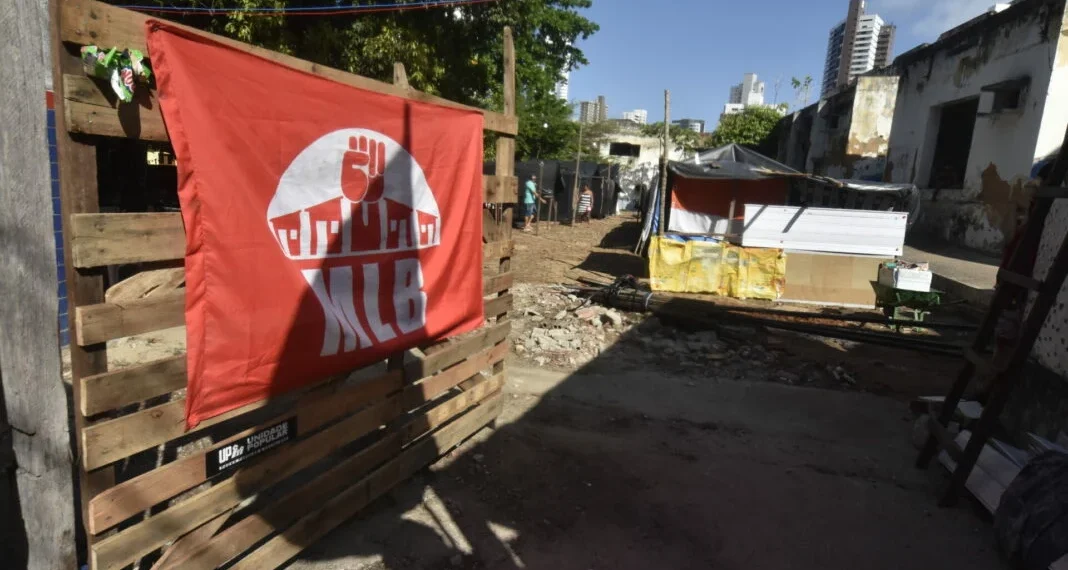 Dois meses após invasão, retirada do MLB de terreno segue indefinida