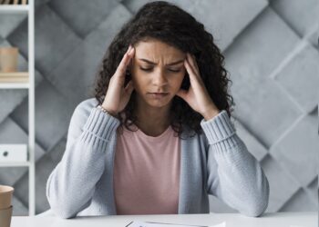 Dor de cabeça muito forte pode ser cefaleia em salvas, médico alerta