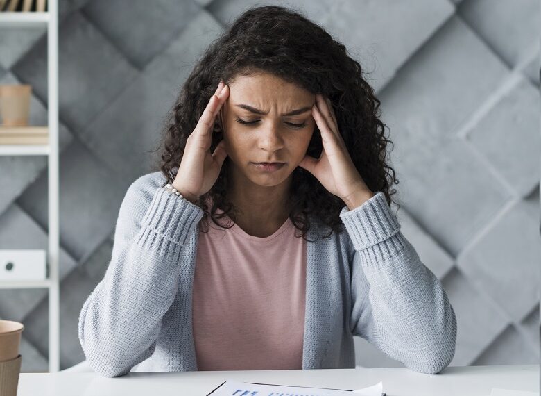 Dor de cabeça muito forte pode ser cefaleia em salvas, médico alerta