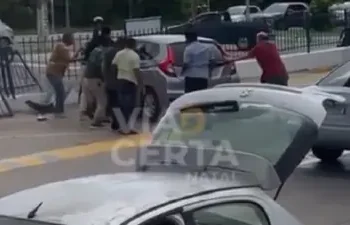 Carro capota dentro de estacionamento em supermercado de Natal