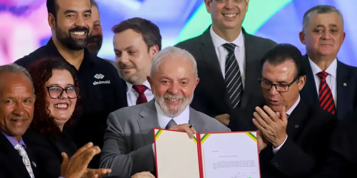 Lula assina projeto que regula atividade de motoristas de aplicativo