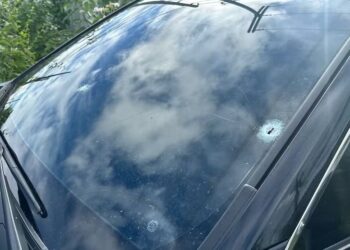 Criminosos fazem sequestro relâmpago, batem carro da vítima em viatura policial e acabam perseguidos e presos em Natal