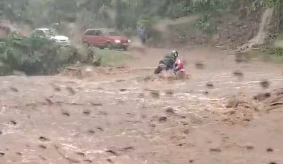 Homem e cachorro morrem após serem arrastados por correnteza no interior do RN; adolescente sobrevive