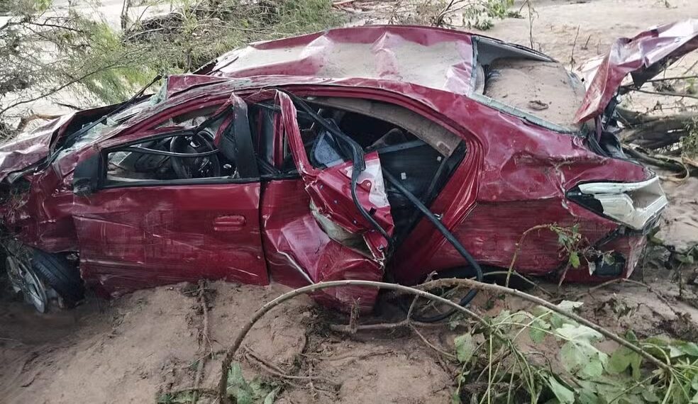 Bombeiros encontram corpo de mulher que desapareceu após ter carro arrastado por riacho no RN