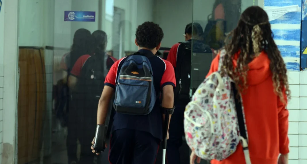 Alunos têm dificuldades para receber Pé-de-Meia