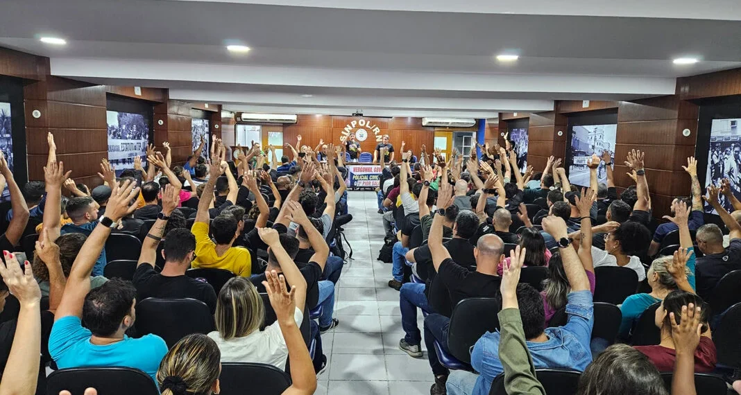 Policiais civis suspendem diárias em protesto por reajuste salarial
