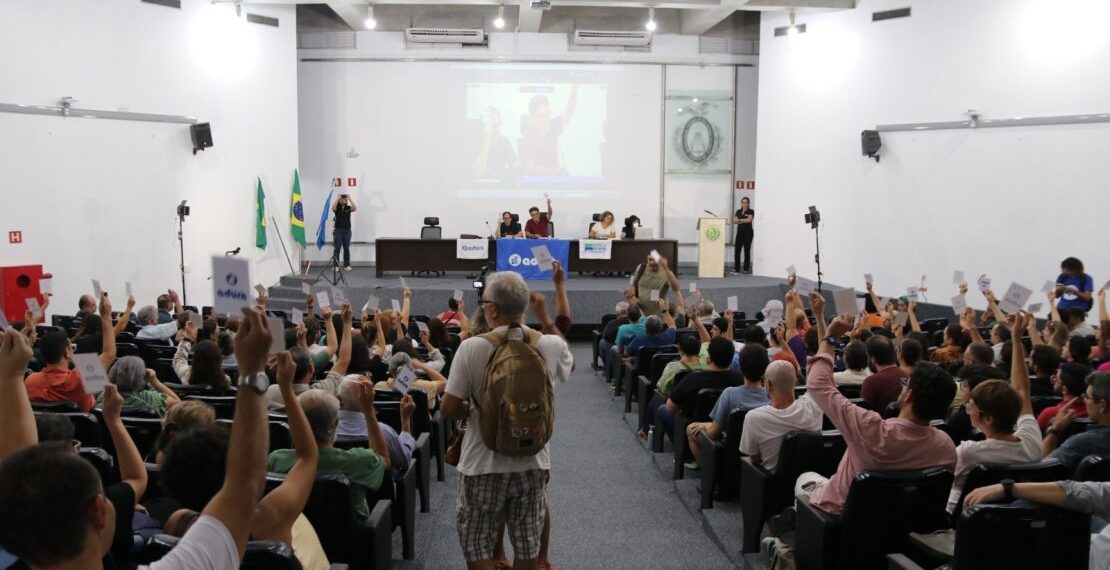 Professores da UFRN aprovam indicativo de greve