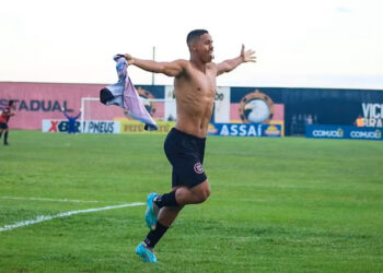 Atacante faz os dois gols que tiraram seu ex-clube do Estadual