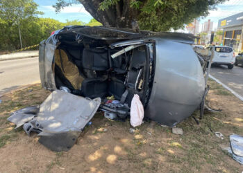Carro capota em acidente registrado na Zona Sul de Natal; mulher fica presa às ferragens
