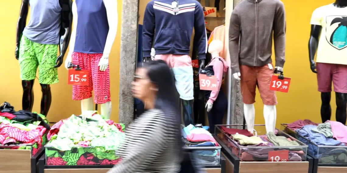 Varejo cresce 1% em fevereiro e atinge patamar recorde, diz IBGE