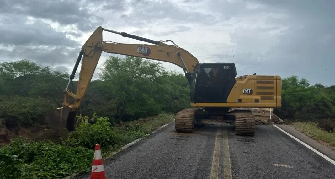 Serviços de conclusão do desvio na BR-304 são paralisados