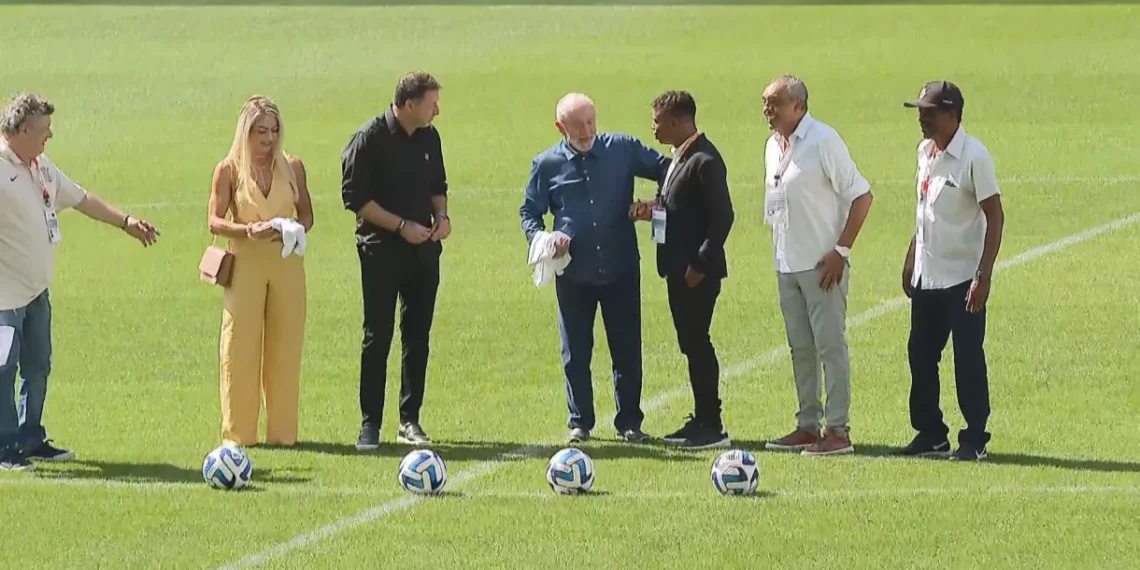Lula chega ao estádio do Corinthians para ato do Dia do Trabalho com centrais sindicais