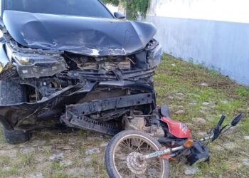 Motorista atropela suspeito de furto, arrasta moto e bate em dois veículos em Mossoró