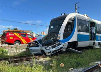 Carro é arrastado por trem ao tentar atravessar linha férrea na Zona Leste de Natal