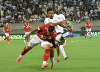 De virada, Corinthians vence América na Arena das Dunas