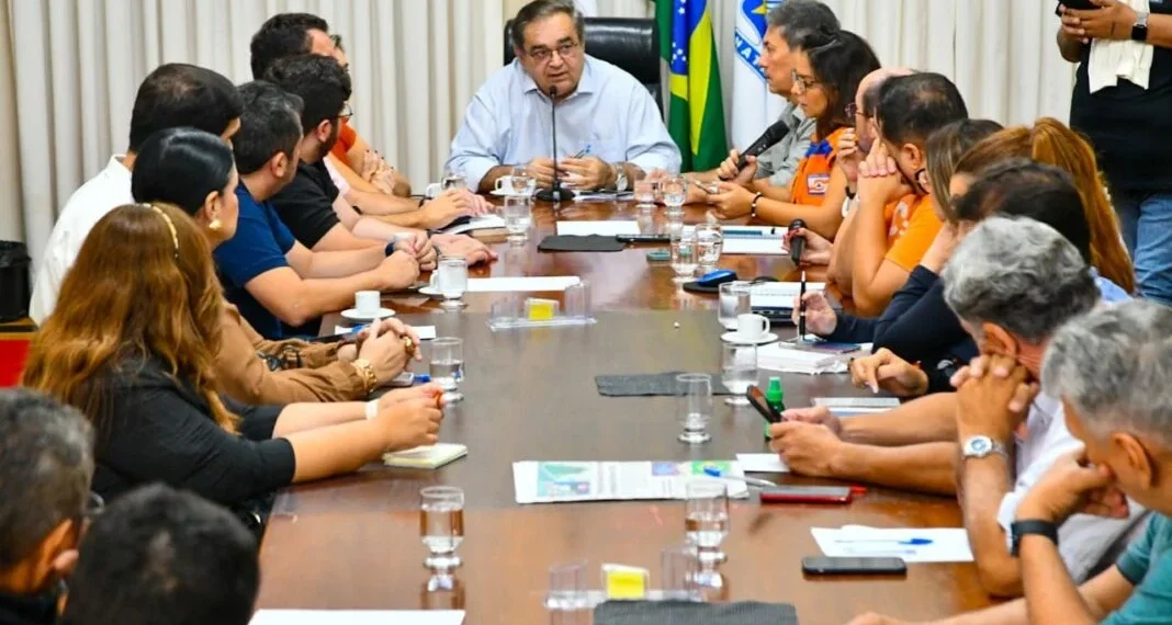 Com previsão de chuva para o fim de semana, prefeito de Natal deixa gabinete de crise em alerta
