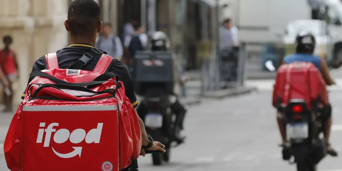 Trabalhador de aplicativo: sem proteção social, mas contra a regulação