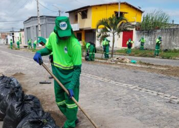 Prefeitura segue com serviço de limpeza e capinação nos bairros