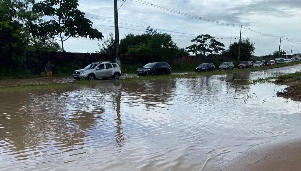 Alagamento interdita avenida que liga bairros de Parnamirim a Natal: ‘Ficou todo mundo ilhado’
