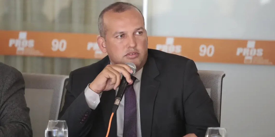 Presidente do Solidariedade entrega-se à PF após três dias foragido