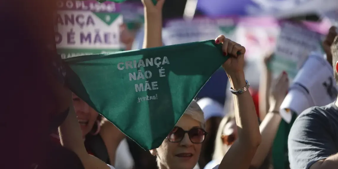 Manifestantes protestam contra PL do Aborto no Rio e em São Paulo