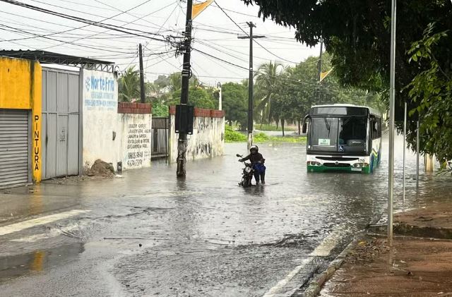 Chuva causa alagamento em ruas e avenidas de Natal