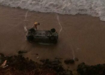 Mulher perde controle de carro e cai de falésia na praia de Pipa