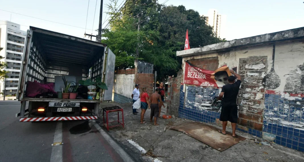 MLB deixa terreno privado após 6 meses