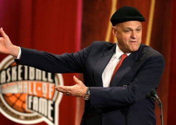 Oscar Schmidt participa da abertura de Jogos dos Comerciários