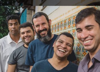 Conheça Tempo Rei, banda de Tropicália Indie que mistura frevo, maracatu, bossa nova e jazz rock