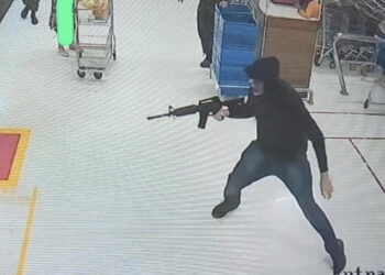 Câmeras registram assalto a carro-forte dentro de supermercado na Zona Sul de Natal