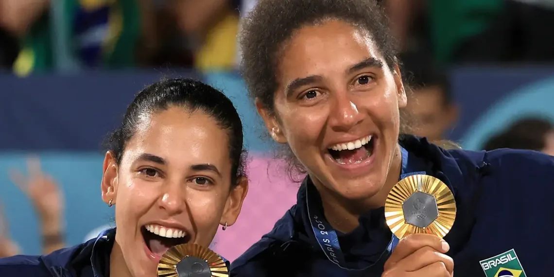 Duda e Ana Patrícia derrotam canadenses e são ouro no vôlei de praia