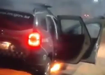 Viatura da Polícia Militar pega fogo durante patrulha em Extremoz