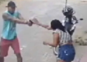 Mulher é morta a tiros por ex-marido na porta de bar