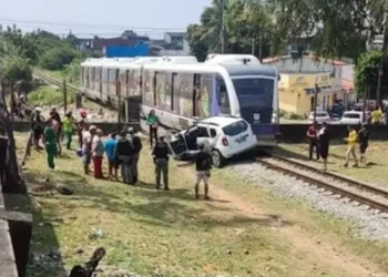 VLT colide com carro e arrasta veículo na Zona Oeste de Natal
