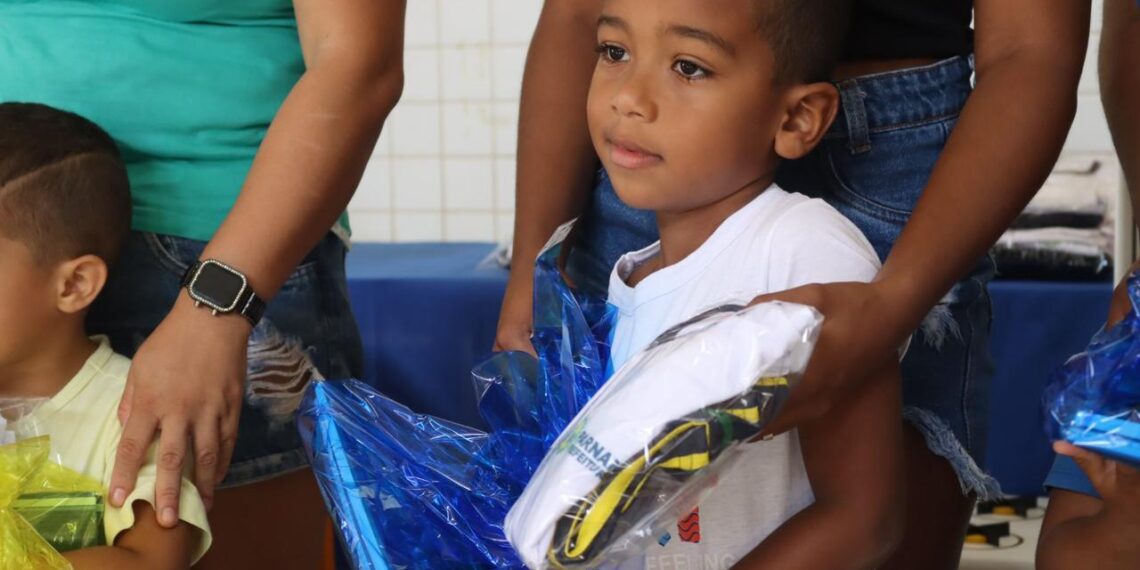 Prefeitura de Parnamirim inicia entrega de kits Escolares para alunos do Ensino Infantil