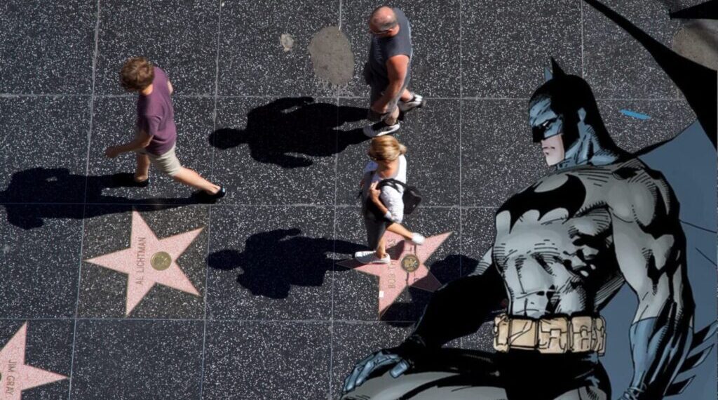 Ele é a vingança. Ele é a noite. Ele é o Batman na Calçada da Fama