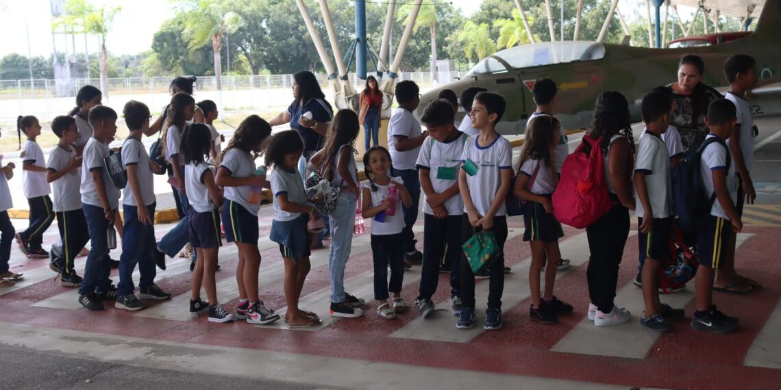 Crianças de escolas municipais fazem Tour Histórico no Centro Cultural Trampolim da Vitória, em Parnamirim