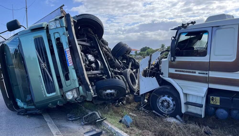 Caminhão tomba após bater em outro na Grande Natal e polícia impede roubo de carga