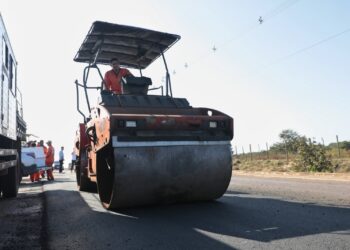 Governo do RN acompanha obras de recuperação da RN-003 entre Goianinha e Pipa